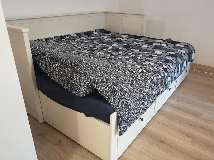Appartamento Lovely One Bedroom Next Mall Vitan Bucarest